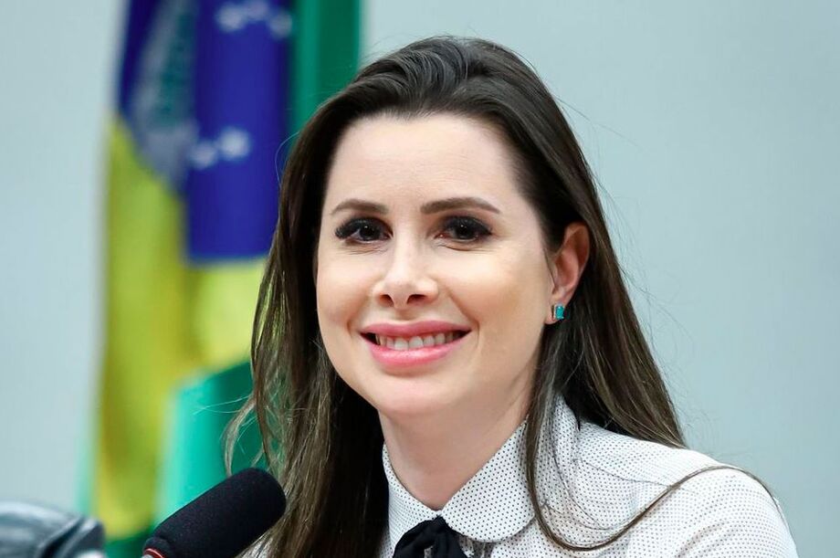 Caroline de Toni anunciou renúncia à liderança da Minoria em favor de Eduardo Bolsonaro