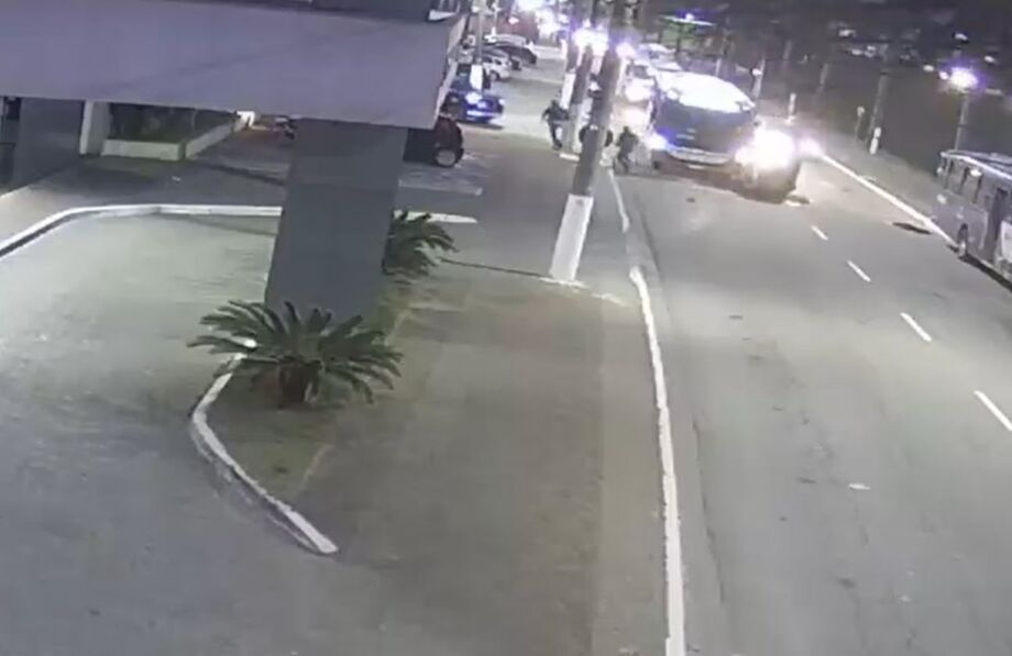 Vídeos mostram o momento em que o carro de Ruy Ferraz Fontes colide e é cercado por criminosos armados