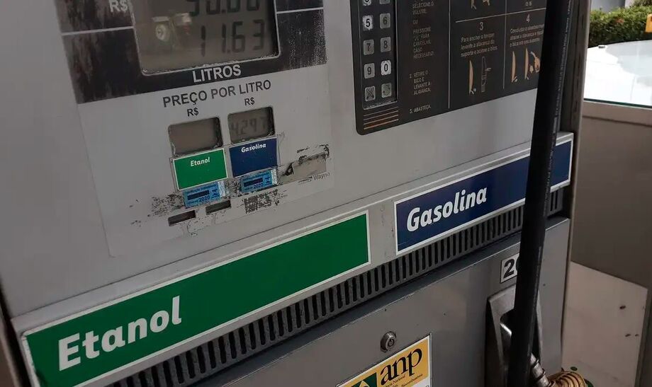 Etanol ficou mais caro e gasolina teve leve queda na primeira quinzena de setembro, aponta levantamento