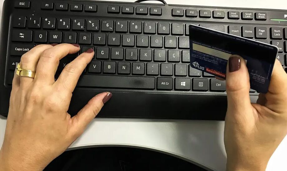 Cartão de crédito é a principal fonte de dívidas para metade dos brasileiros das classes A, B e C.