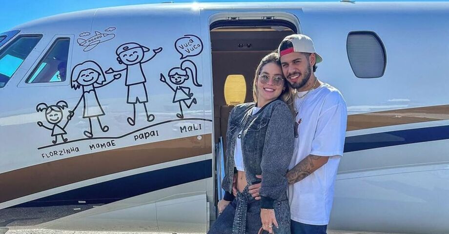 Virginia Fonseca e Zé Felipe ao lado do avião presenteado em 2023