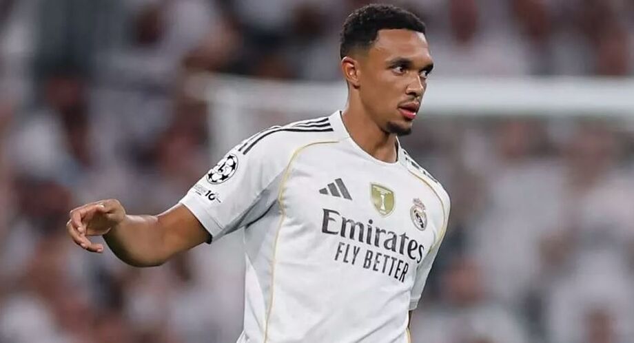 Trent AlexanderArnold se contundiu aos cinco minutos da partida contra o Marselha e foi substituído.