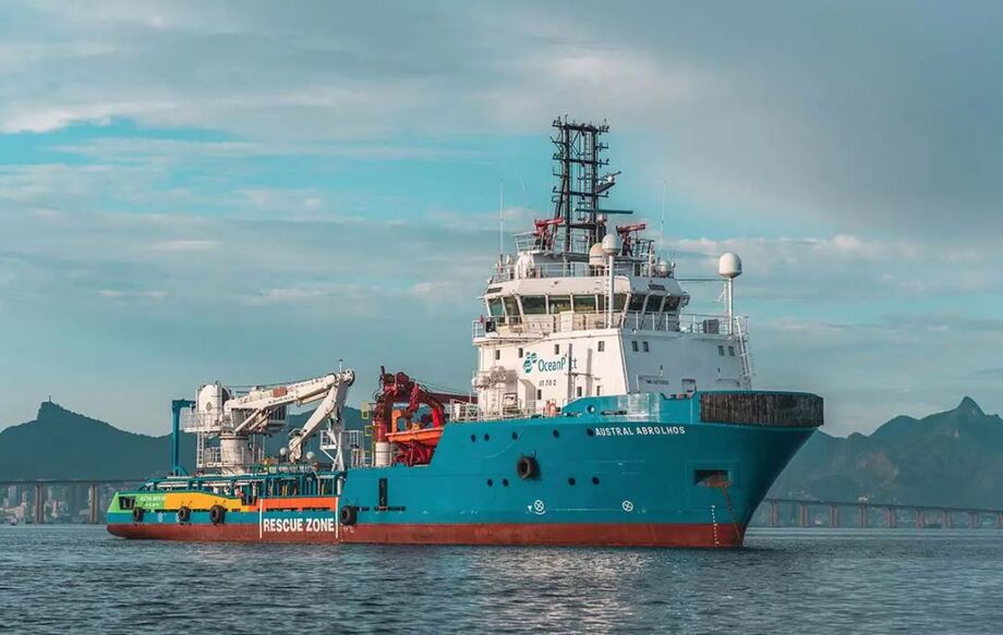 Embarcação da OceanPact em atividade offshore; empresa venceu disputa judicial contra a Petrobras no STJ.