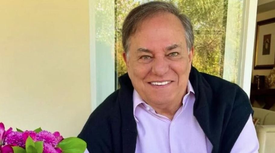 Ronnie Von se recupera após três cirurgias e um mês internado: Me sentindo vivo, diz o apresentador.