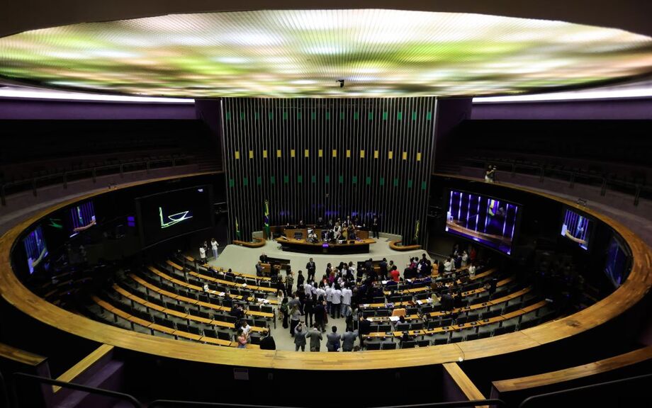 Votação na Câmara resgata voto secreto na PEC da Blindagem com apoio do Centrão e reação da oposição.