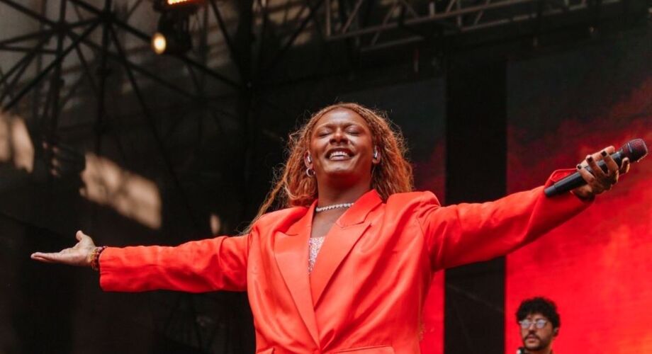 Liniker lidera os brasileiros no Grammy Latino 2025 com sete indicações, incluindo Álbum, Canção e Gravação do Ano.