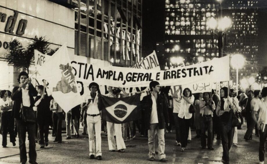 Passeata de protesto contra a Lei de Segurança Nacional e pela anistia ampla, geral e irrestrita. Autoria desconhecida.