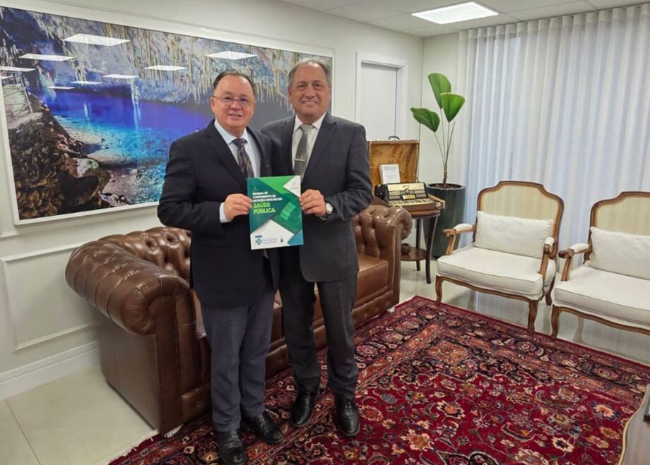 Presidente do TJMS recebe oficialmente o Manual de Saúde Pública das mãos do desembargador Nélio Stábile