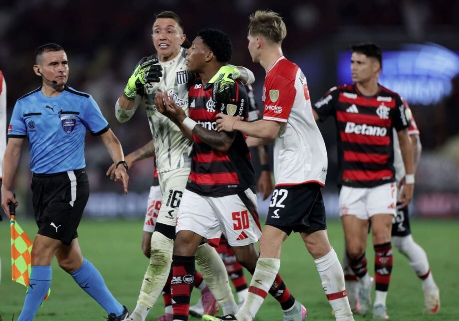 Conmebol anula expulsão de Gonzalo Plata após recurso do Flamengo; atacante está liberado para jogo de volta.
