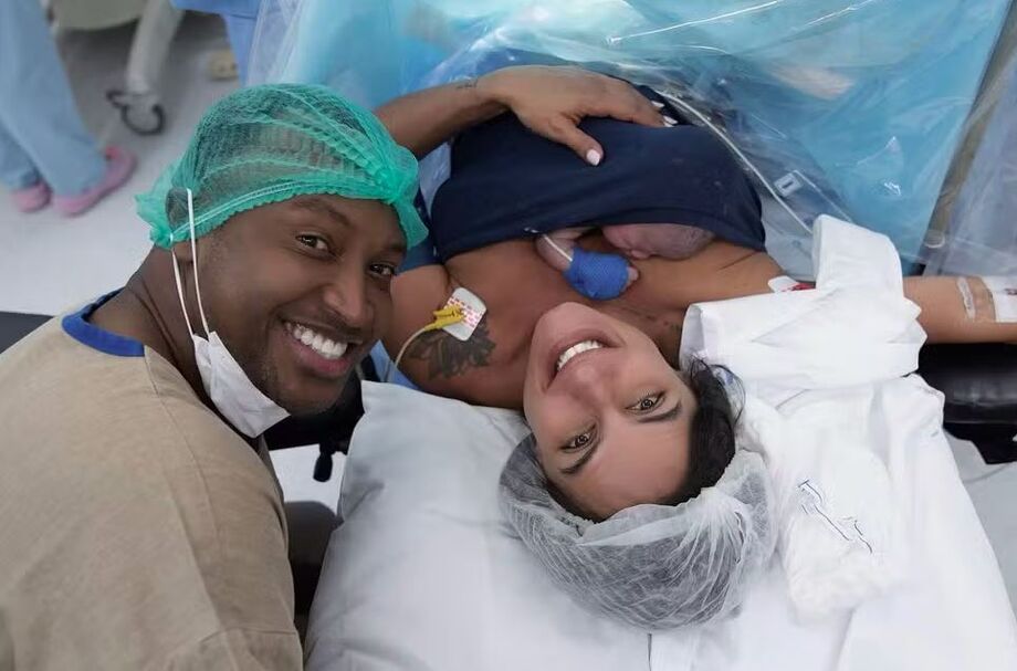 Thiaguinho e Carol Peixinho celebram nascimento de Bento, primeiro filho do casal