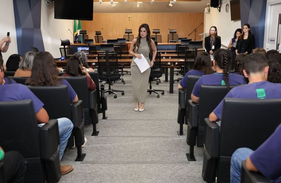 Estudantes da Escola Estadual Eldorado durante visita educativa à Assembleia Legislativa de MS.