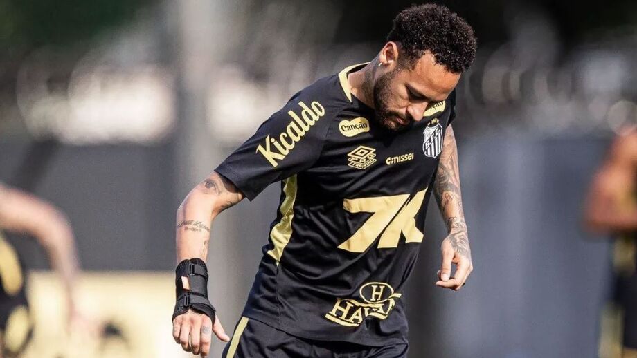 Com dores na coxa, Neymar não treinou e pode ficar fora do clássico contra o São Paulo, na Vila Belmiro.