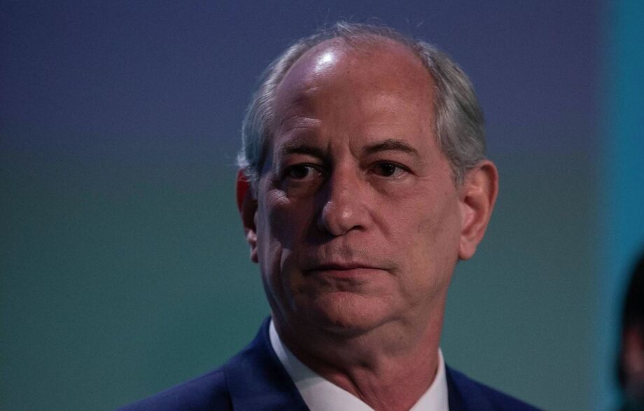 Ciro Gomes diz que não disputará mais a Presidência e critica polarização entre Lula e Bolsonaro.