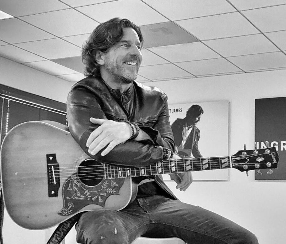 Brett James, compositor premiado com o Grammy, morreu em acidente aéreo nos EUA aos 57 anos.