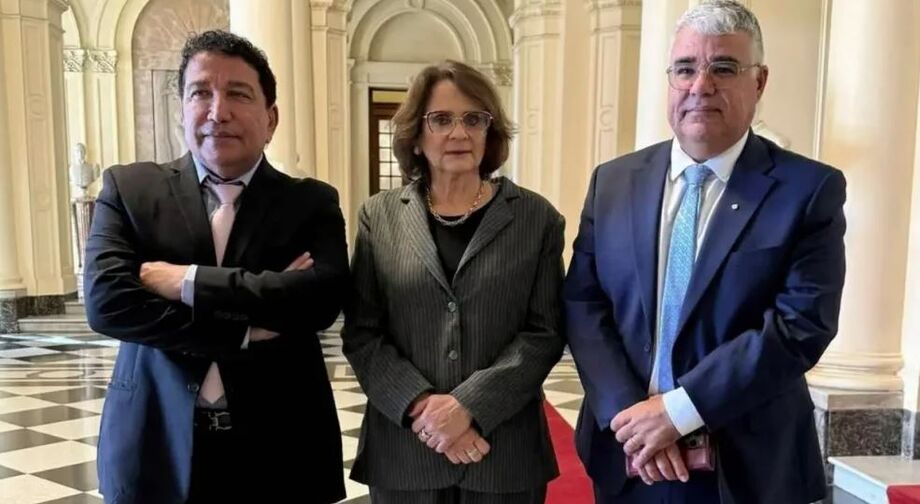 Senadores brasileiros visitaram Carla Zambelli em prisão na Itália e relataram 'tristeza' da deputada.