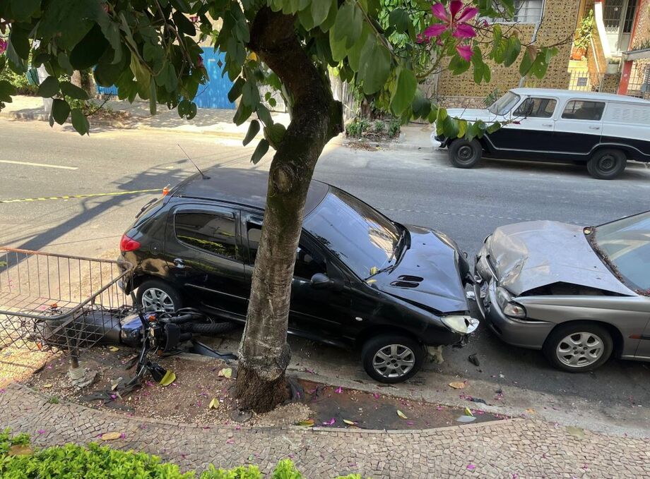 Motorista entra na contramão, bate em moto e carro em rua da Pompeia