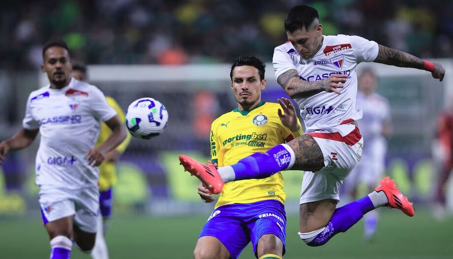 Mesmo poupando titulares, Palmeiras goleia o Fortaleza por 4 a 1 e se mantém firme na disputa pelo Brasileirão.