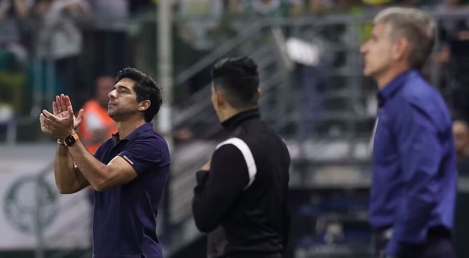 Abel Ferreira durante a vitória do Palmeiras sobre o Fortaleza; técnico pediu paciência e valorizou elenco