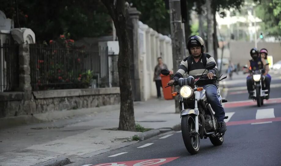Um terço das vítimas de acidentes com motocicletas no Brasil sofre sequelas permanentes, aponta pesquisa da SBOT