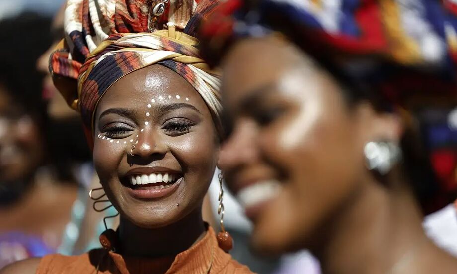 Dermatologistas defendem inclusão de protocolos específicos para pele negra na medicina e alertam para prevenção de doenças.
