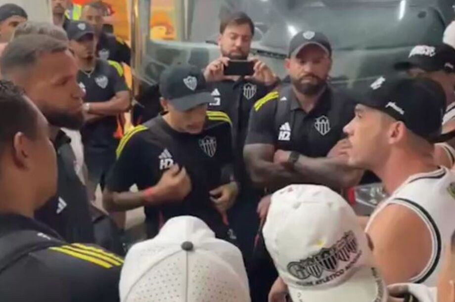 Torcedores do Atlético-MG protestaram em Confins após derrota para o Botafogo e cobraram reação na Sul-Americana