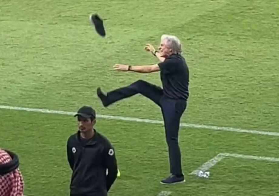Jorge Jesus perdeu o sapato ao chutar bola em direção à arquibancada durante vitória do Al-Nassr