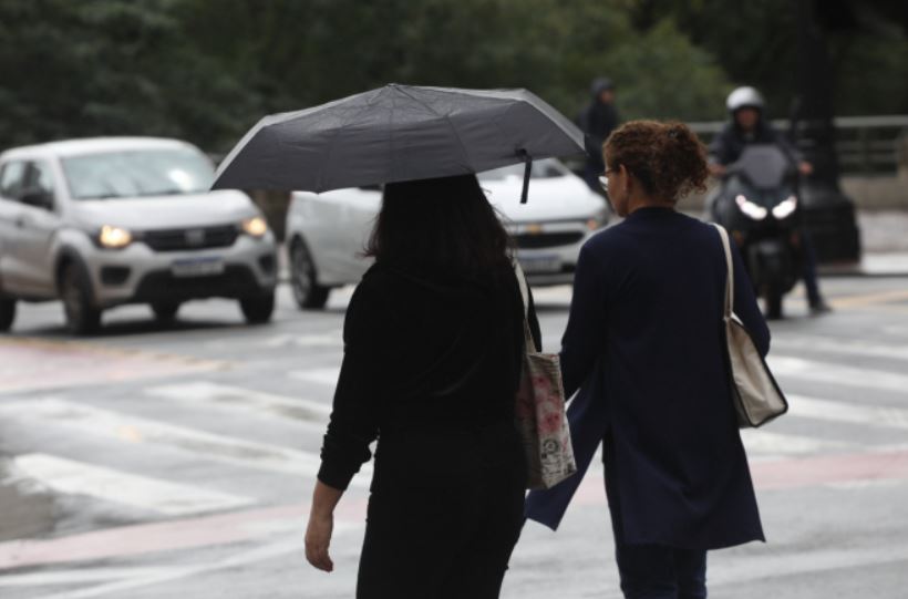 Frente fria muda tempo em SP, com alerta de temporais, raios e queda nas temperaturas nesta segunda (22).