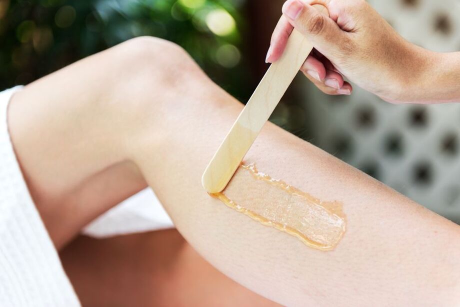 Depilação com cera remove os pelos pela raiz, mas o uso frequente pode enfraquecer os folículos.