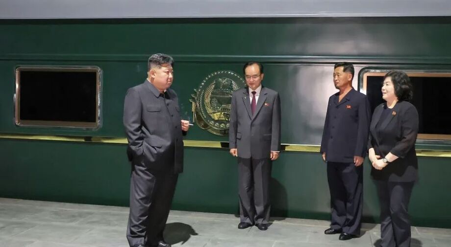 Kim Jong Un é recebido por altos funcionários chineses na chegada a Pequim para o desfile militar