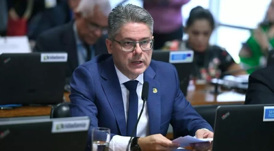 Alessandro Vieira afirma que PEC da Blindagem foi feita para proteger parlamentares acusados de corrupção.