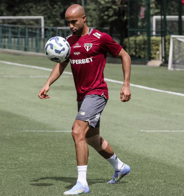 Oscar e Lucas Moura treinam com o grupo e podem reforçar o São Paulo no duelo contra a LDU pela Libertadores.