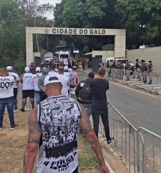 Torcedores do Atlético-MG cobram elenco na Cidade do Galo antes de confronto decisivo contra o Bolívar.