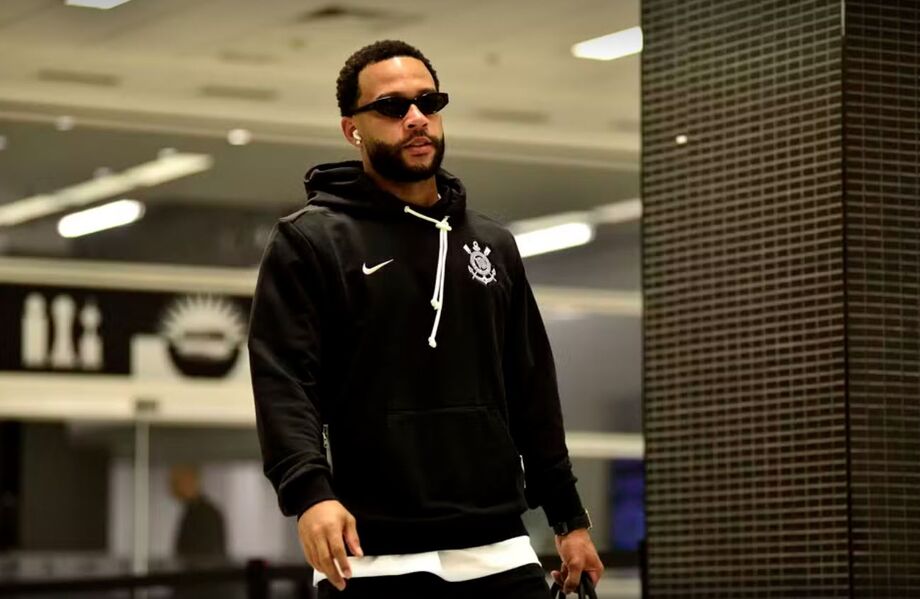 Memphis Depay na chegada à Neo Química Arena para Corinthians x Athletico-PR pela Copa do Brasil