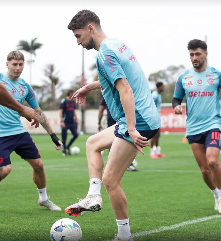 Após se recuperar de lesão na coxa, Jorginho reforça o time contra o Estudiantes pela Libertadores