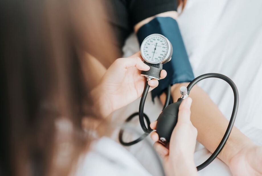 Medir a pressão regularmente é o primeiro passo para prevenir infarto e AVC.