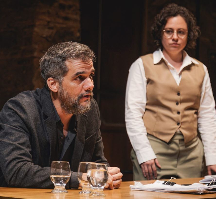 Wagner Moura retorna ao teatro em peça que terá finais alternativos e participação do publico
