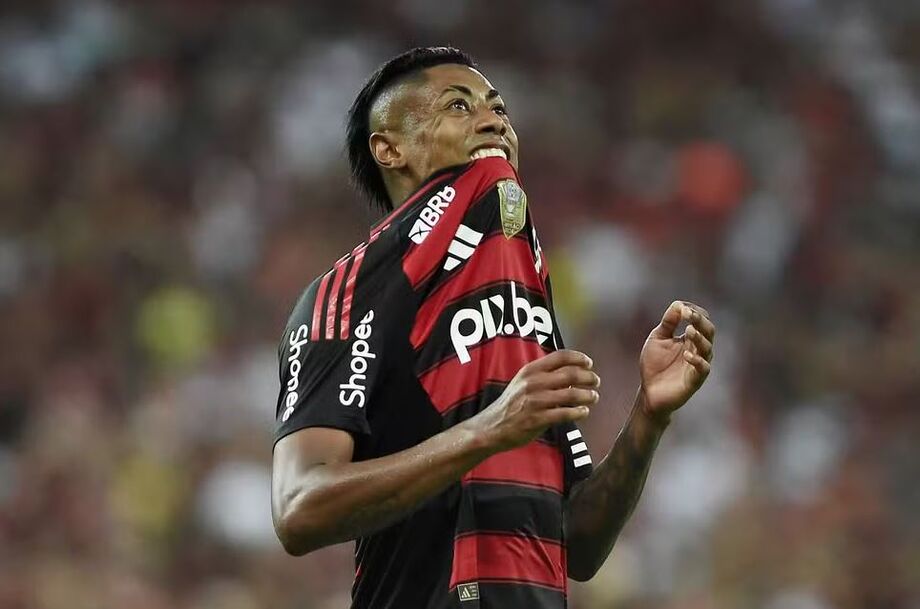 Bruno Henrique durante jogo contra o Santos em 2023; jogador é acusado de forçar cartão para beneficiar apostadores.
