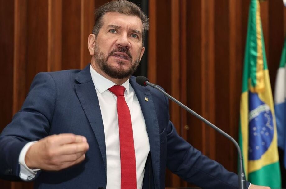 Pedro Kemp durante discurso na ALEMS: deputado criticou PEC da Blindagem e defendeu pautas voltadas à população.