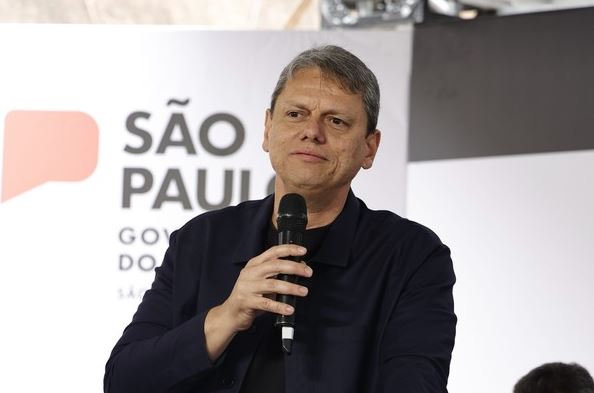 Tarcísio defendeu encontro entre Lula e Trump e criticou tarifaço durante evento habitacional em Embu das Artes.