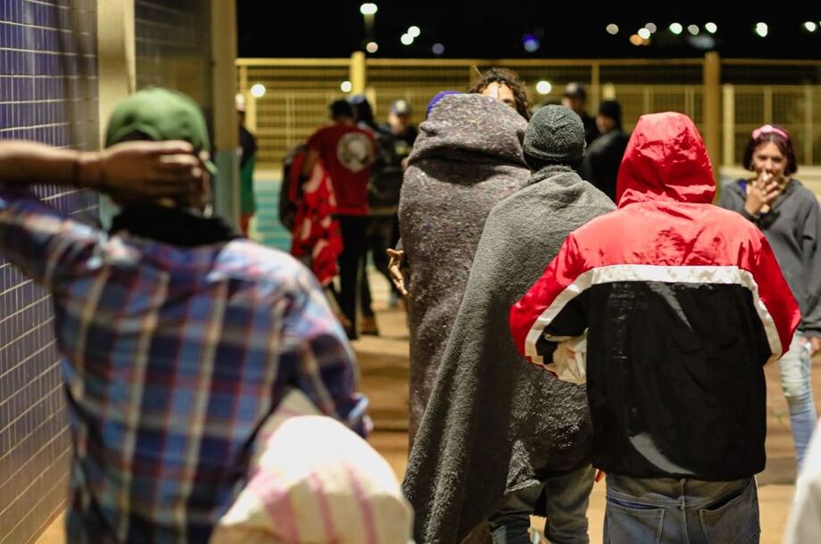 Projeto Inverno Acolhedor oferece acolhimento, refeições e cuidados de saúde em noites de frio intenso na capital.