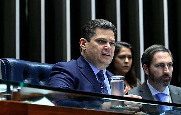 Comissão de Constituição e Justiça rejeitou por unanimidade a PEC da Blindagem antes de arquivamento definitivo por Alcolumbre.