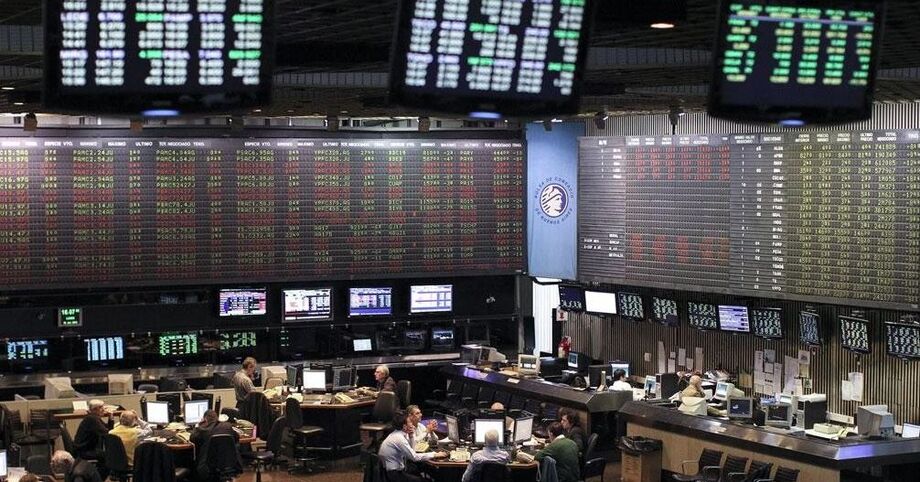 Bolsas europeias operaram em alta nesta segunda, com investidores atentos ao BCE e à situação na França