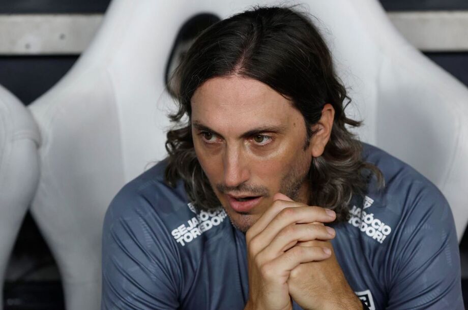 Zubeldía assume o comando do Fluminense após saída de Renato Gaúcho.