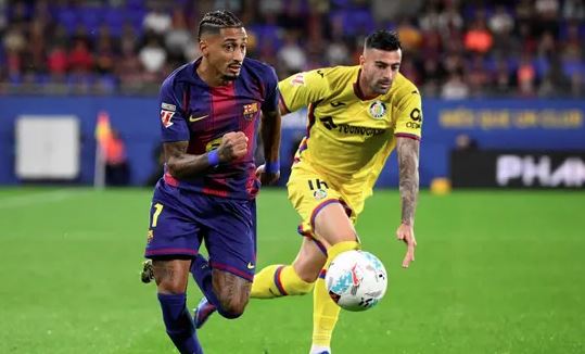 Raphinha sofre lesão na coxa e desfalca o Barcelona e a seleção por até três semanas.