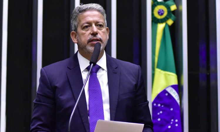 Arthur Lira afirma que projeto da nova faixa de isenção do IR será votado em outubro e está dentro do prazo legal.