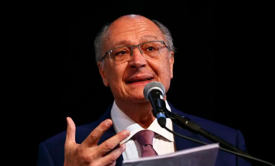 Alckmin defende acordo com EUA para reduzir tarifas e diz que Brasil é solução, não problema.