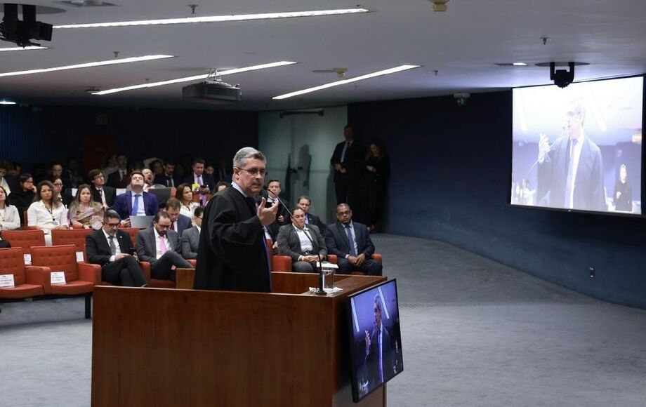 Defesa de Alexandre Ramagem no STF pede exclusão de elementos da Abin na ação penal sobre tentativa de golpe.