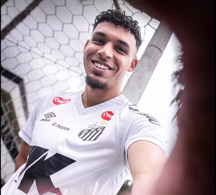 Victor Hugo foi apresentado como novo reforço do Santos, com contrato até 2026.