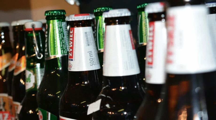 Governo orienta estabelecimentos a reforçarem fiscalização de bebidas alcoólicas após mortes por metanol em SP