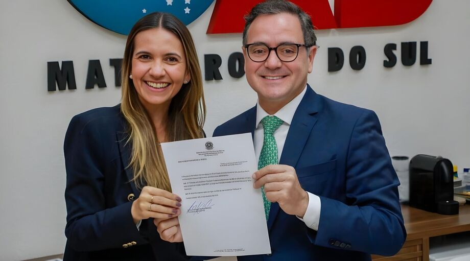 Caroline Karmouche Beal recebe das mãos do presidente da OAB/MS, Bitto Pereira, a nomeação para coordenar a comunicação da instituição.